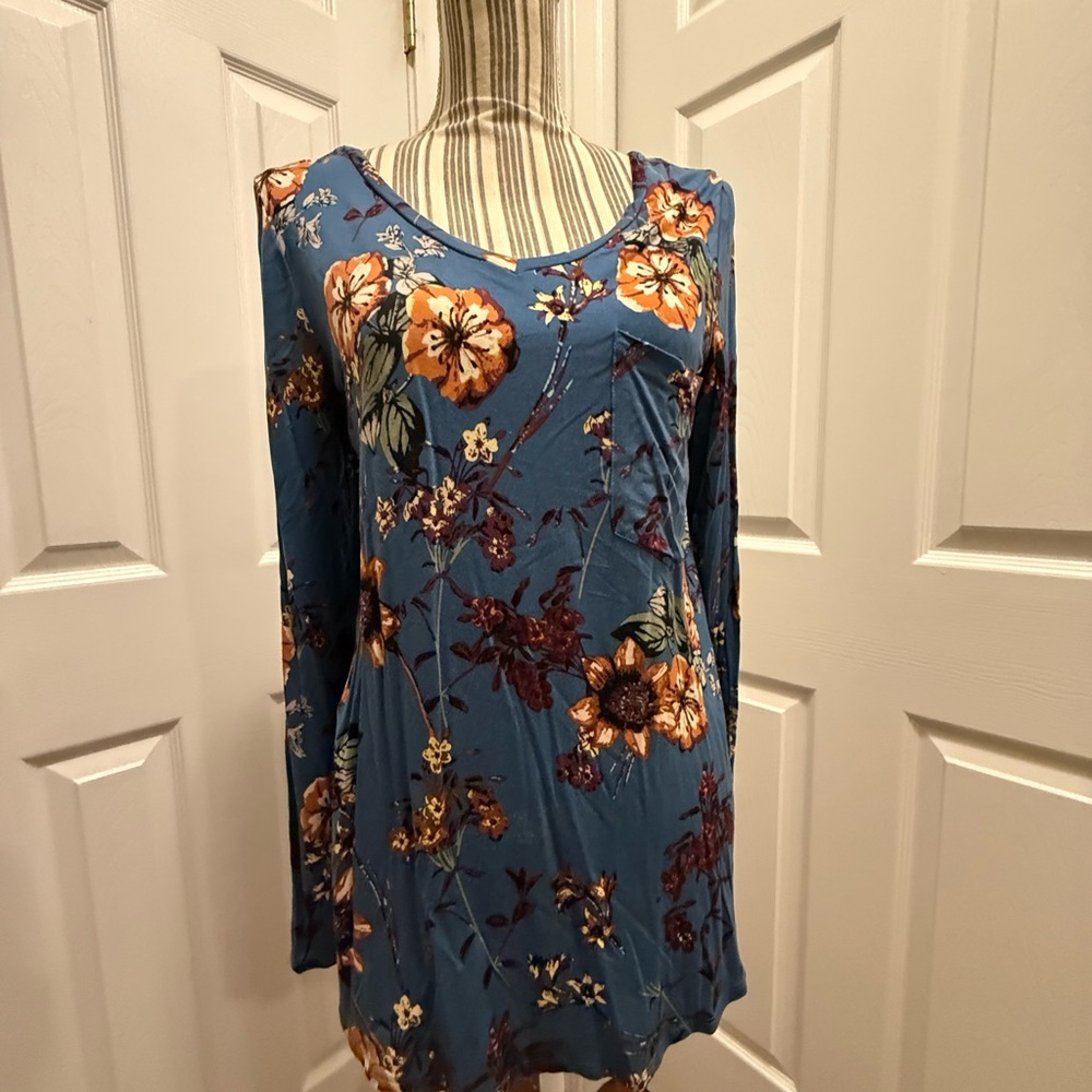 Grace & Lace Perfect Pocket V Neck Tee Long Sleeve Blue Top Floral